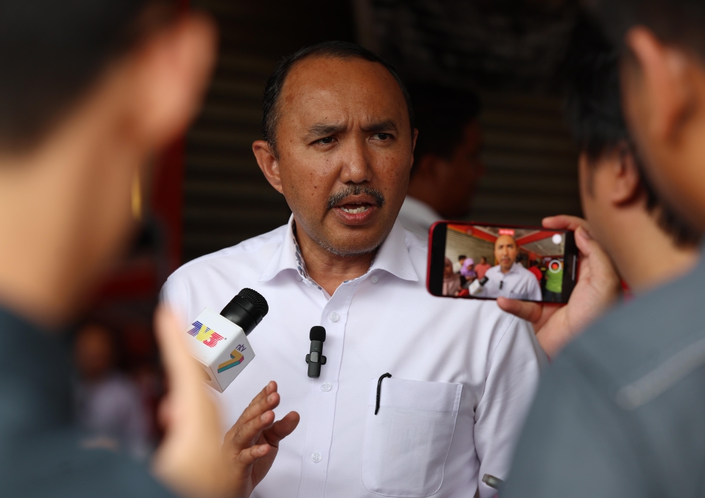 Johor State Housing and Local Government Committee Chairman Datuk Mohd Jafni Md Shukor speaks at a press conference after meeting with residents of Kampung Murni Jaya, Kulai, January 16, 2024. — Bernama pic 
