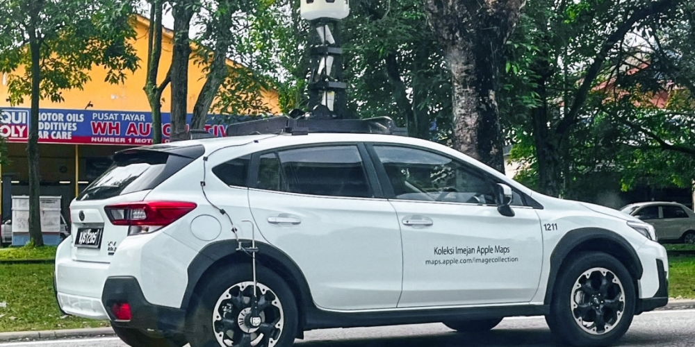 These white second-generation Subaru XVs are hard to miss — they’re emblazoned with the ‘Koleksi Imejan Apple Maps’ script and the Image Collection website along the side. ― SoyaCincau pic