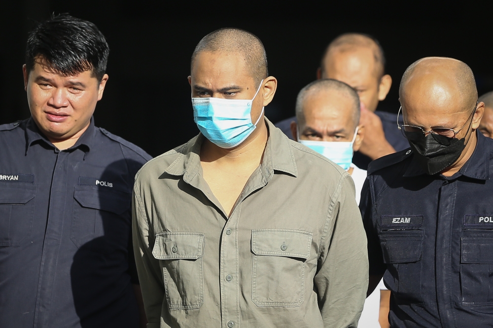 Mohamad Safiq Rosli, 37 (centre) arrives at the Magistrate's Court in Shah Alam January 17, 2024. ― Picture by Yusof Mat Isa