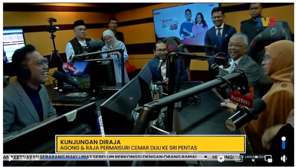 The royal couple at the Hot FM radio conty. — Screengrab from Facebook/Buletin TV3