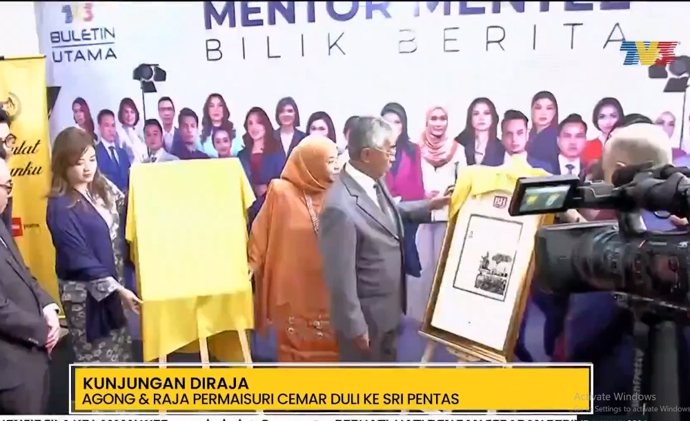 The King and Queen were presented with photographs of newsprints at Sri Pentas. — Screengrab from Facebook/Buletin TV3