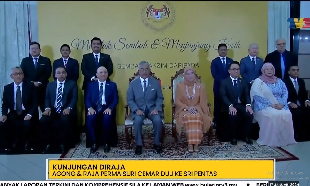 The royal couple take a photograph with Media Prima management. — Screengrab from Facebook/Buletin TV3