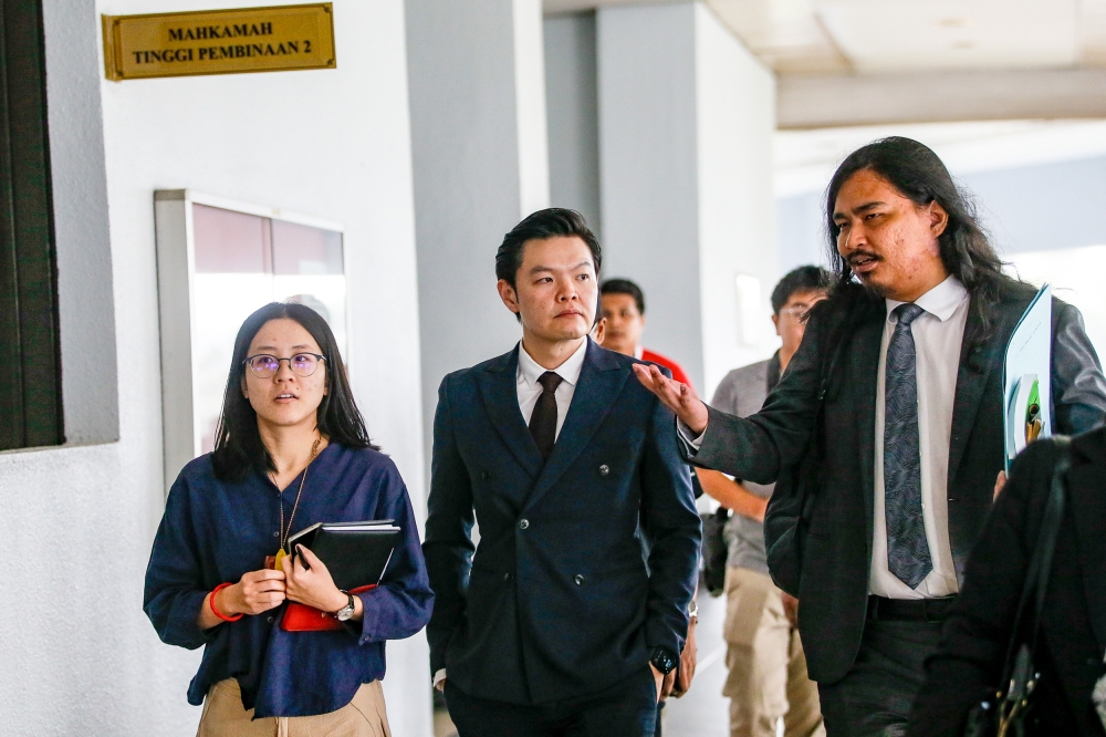 Mentega Terbang film producer Tan Meng Kheng with lawyer Zaid Malek arrive at Kuala Lumpur High Court Complex in Kuala Lumpur January 17, 2024. — Picture by Hari Anggara