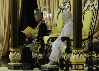Agong confers awards on 302 recipients