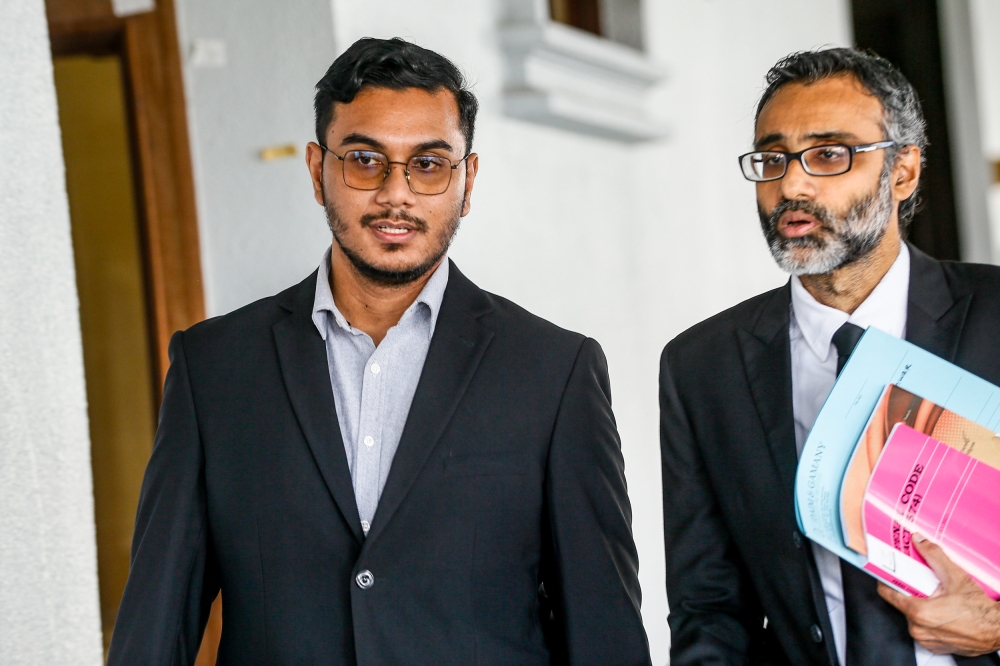 'Mentega Terbang' film director, Khairi Anwar Jailani (left) with his lawyer, N. Surendran, arrive at the Kuala Lumpur High Court Complex January 17, 2024. — Picture by Hari Anggara