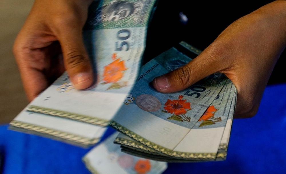 At 9.04am, the ringgit rose to 4.7130/7180 versus the greenback from yesterday’s close of 4.7145/7200. — Picture by Sayuti Zainudin