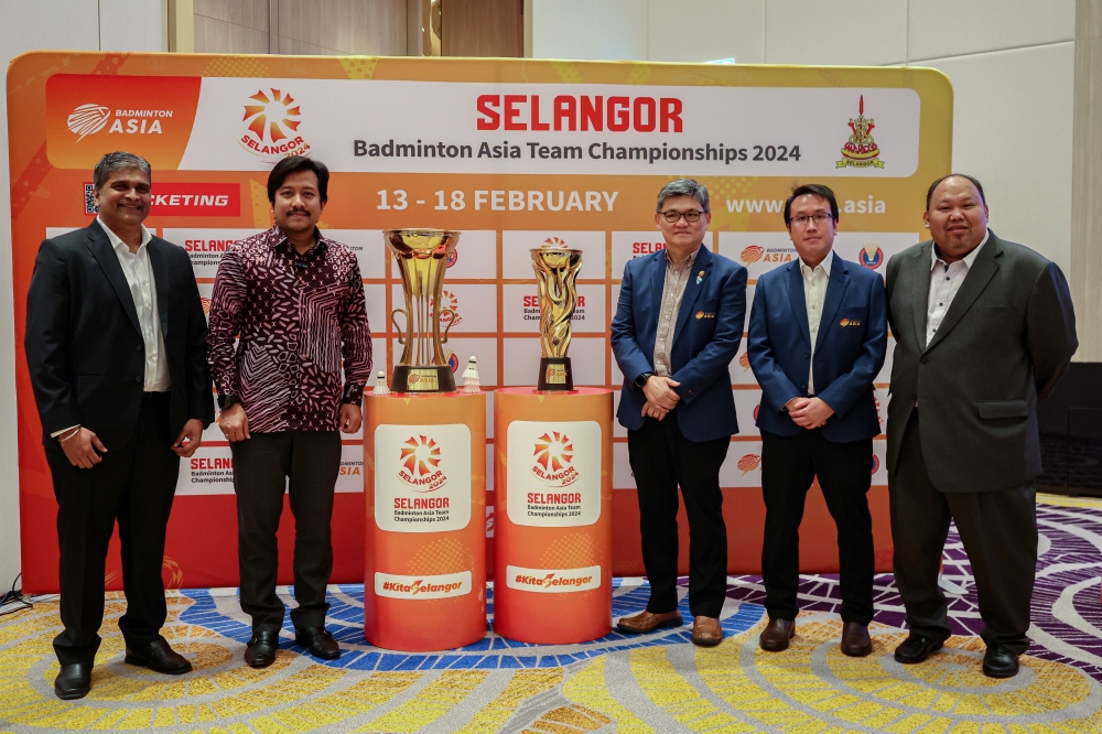 BAM secretary-general Datuk Kenny Goh (3rd, right) and Selangor State Youth, Sports and Entrepreneurship exco Mohd Najwan Halimi (2nd, left) after the press conference at the opening ceremony of the Badminton Championships Team Asia (BATC) 2024 in Shah Alam, January 18, 2024. — Bernama pic 