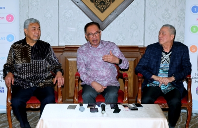 总理安瓦尔坚持放弃薪水的决定，直到马来西亚经济完全复苏