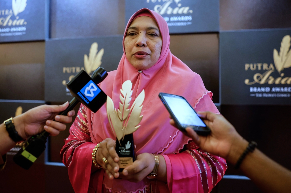 The Malaysian National News Agency (Bernama) bagged the Bronze Award under the Media Network category at the Putra Aria Brand Awards 2023 in Petaling Jaya last night. Accepting the award on behalf of Bernama was its Editor-in-chief Nur-ul Afida Kamaludin. ― Bernama pic