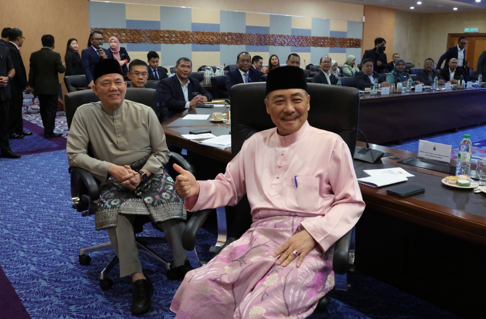 Deputy Prime Minister Datuk Seri Fadillah Yusof and Sabah Chief Minister Datuk Seri Hajiji Noor at the symbolic handing over of the electricity supply regulatory authority to the state of Sabah at Menara Kinabalu, Kota Kinabalu, January 19, 2024. — Bernama pic 