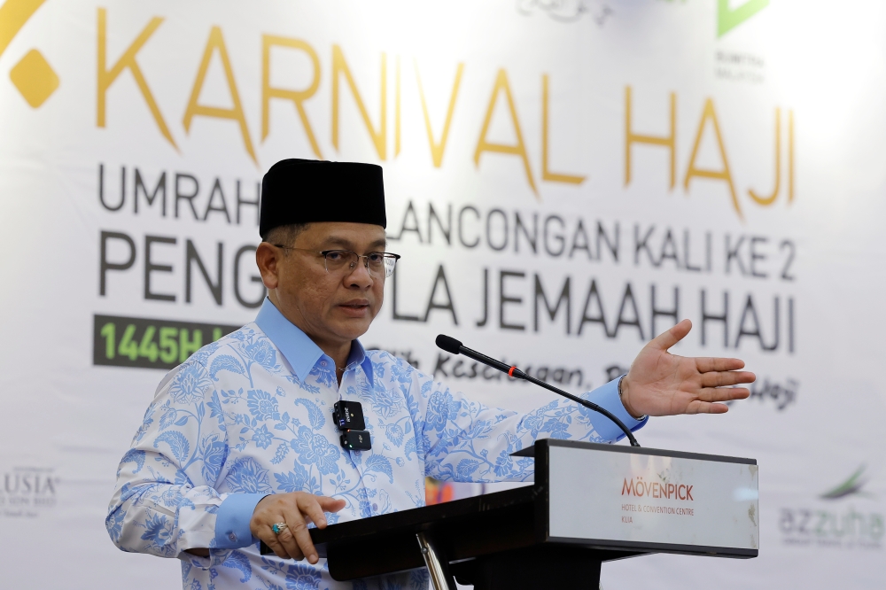Minister in the Prime Minister’s Department (Religious Affairs) Datuk Mohd Na’im Mokhtar delivers a speech at the Haj, Umrah and Tourism Carnival in Sepang, January 19, 2024. — Bernama pic 