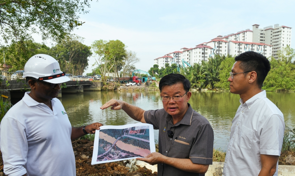 Penang Chief Minister Chow Kon Yeow (centre), PBAPP chief executive officer K. Pathmanathan (left) and Penang Infrastructure and Digital Committee chairman Zairil Khir Johari during a site visit at Sungai Perai in Butterworth January 20, 2023. — Bernama pic 