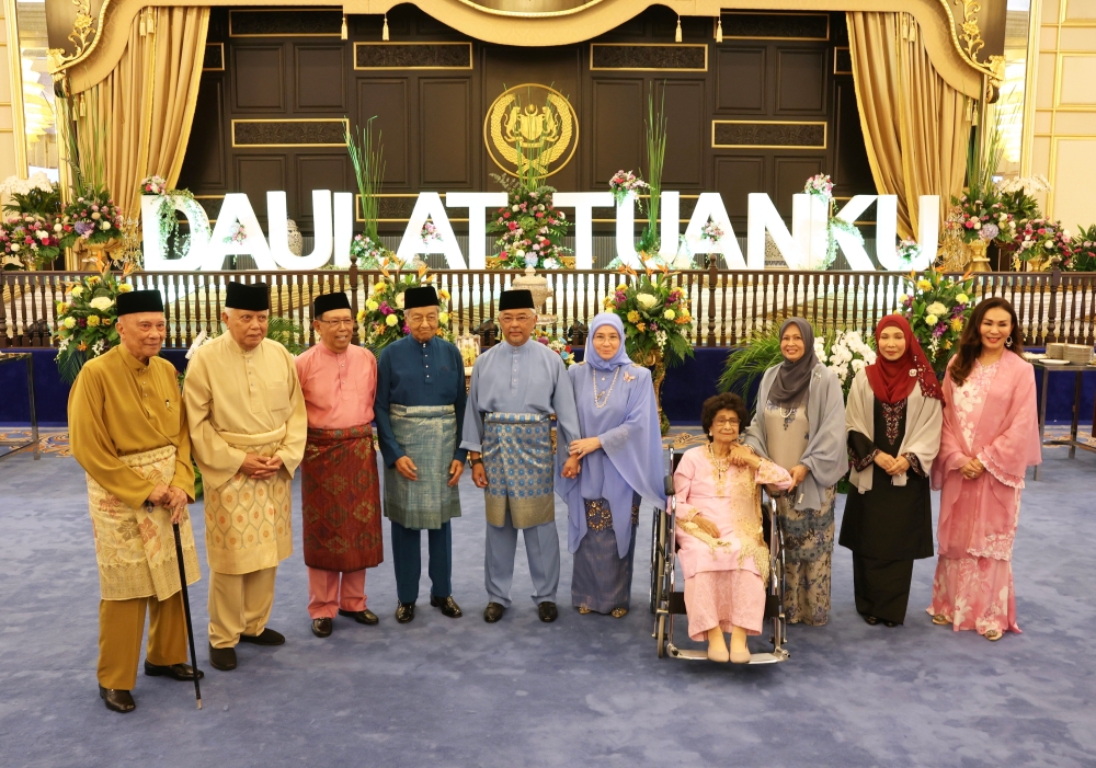 Yang di-Pertuan Agong Al-Sultan Abdullah Ri’ayatuddin Al-Mustafa Billah Shah and Raja Permaisuri Agong Tunku Azizah Aminah Maimunah Iskandariah pose for a picture with former prime minister Tun Dr Mahathir Mohamad (4th left) and his wife Tun Dr Siti Hasmah Mohd Ali (4th right) as well as former deputy prime minister Tun Musa Hitam (3rd left) during a Royal Tea Reception at Istana Negara January 20, 2024. — Bernama pic