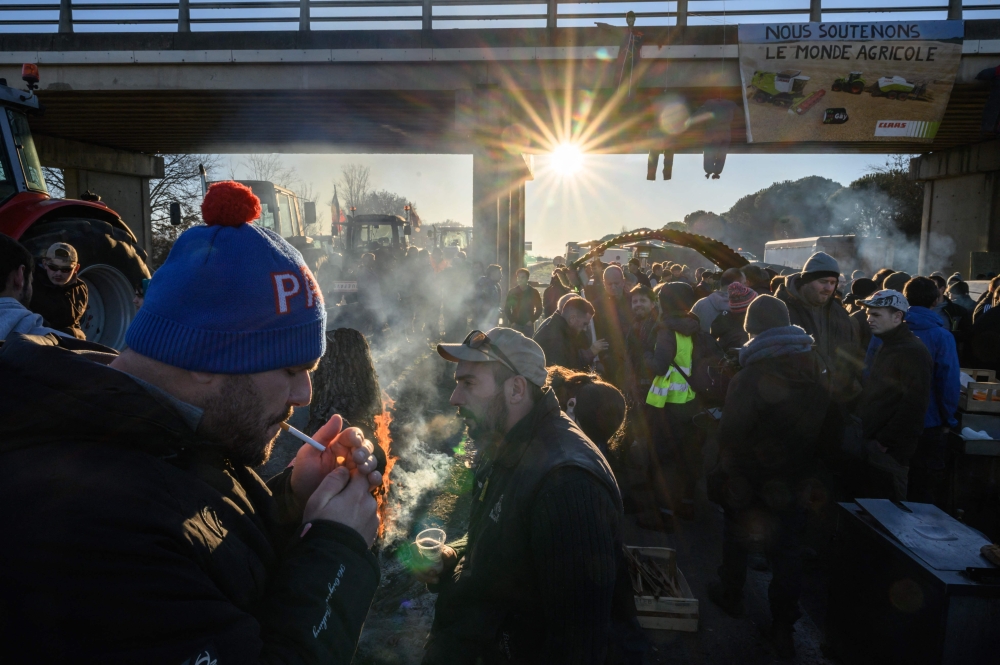 File photo of farmers blocking the highway A64, to protest against taxation and declining income, near Carbonne, south of Toulouse, on January 20, 2024. — AFP pic