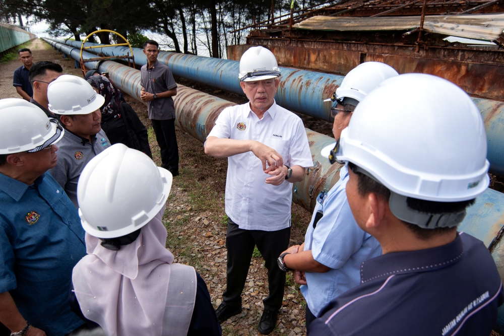 Deputy Prime Minister and Minister of Energy Transition and Public Utilities Datuk Seri Fadillah Yusof visits the pipe replacement project at the main distribution of water of Pulau Enoe, Labuan, January 21, 2024. — Bernama pic 