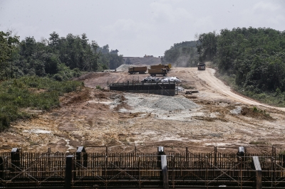 ECRL entices 40pc truck drivers, leaving Klang Valley in the lurch - Vimarsana News