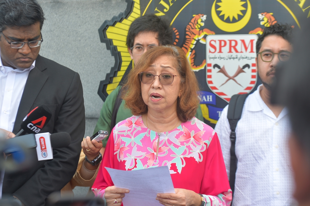 Tun Daim Zainuddin’s wife Toh Puan Na’imah Khalid speaks to the media in front of the Malaysia Malaysian Anti-Corruption Commission headquarter in Putrajaya January 10, 2024. — Picture by Shafwan Zaidon 