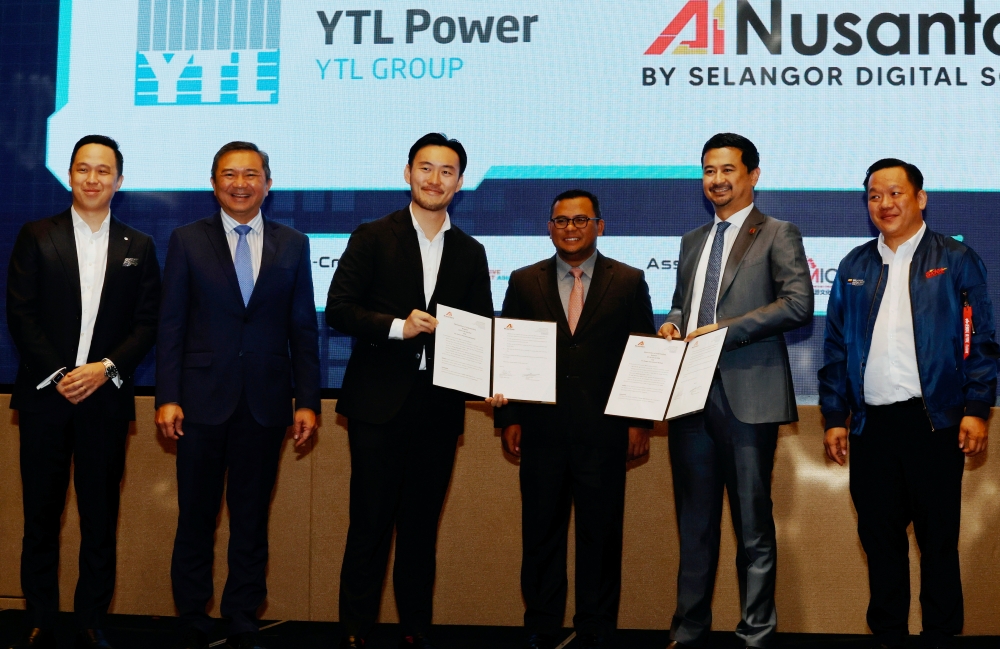 Selangor Menteri Besar Datuk Seri Amirudin Shari (third, right) at the signing of memorandum of understanding (MoU) between Managing Partner of the Hive Southeast Asia, Datuk Syed Haizam Hishamuddin Putra Jamalullail (second, right) with Director of YTL Powers International Berhad, Yeoh Keong Yeen (fourth, right) at Selangor Digital School (SDS) AI Lab Programme AI Nusantara Completion of Training Caremony today. Also present AVP Commercial of YTL Power International Berhad, Dominic Hua (left), State Investment, Trade and Mobility Exco, Ng Sze Han (second, left) and Chief Executive Officer of Sidec Sdn Bhd, Yong Kai Ping (right). — Bernama pic