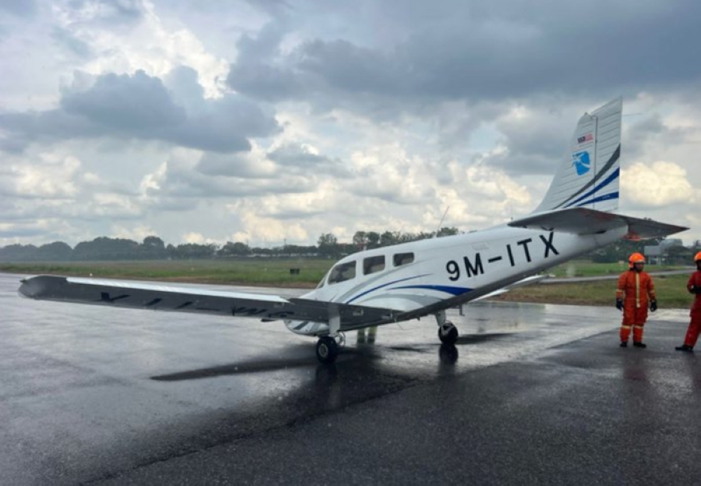 The training aircraft with registration number 9M-ITX, operated by the International Aero Training Academy (IATAC), is believed to have failed to land properly, resulting in the detachment of the front tyre, said Civil Aviation Authority of Malaysia (CAAM) chief executive officer Captain Datuk Norazman Mahmud. —  Picture from X/Bernama 