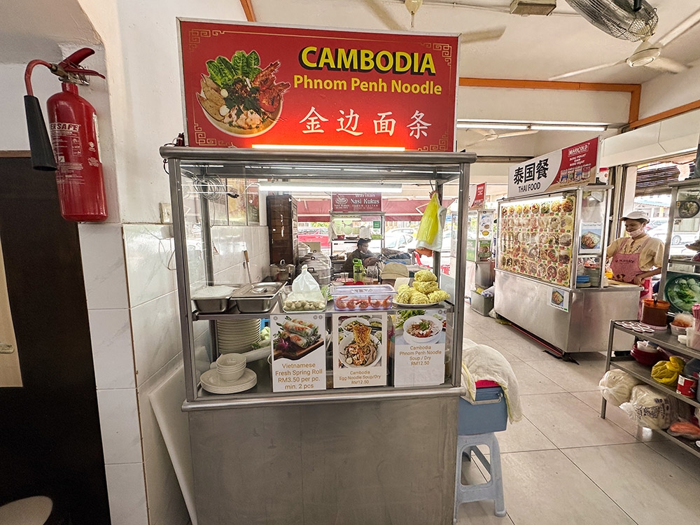 Find the stall in between local food offerings like 'char kway teow', 'popiah' and 'nasi lemak'.