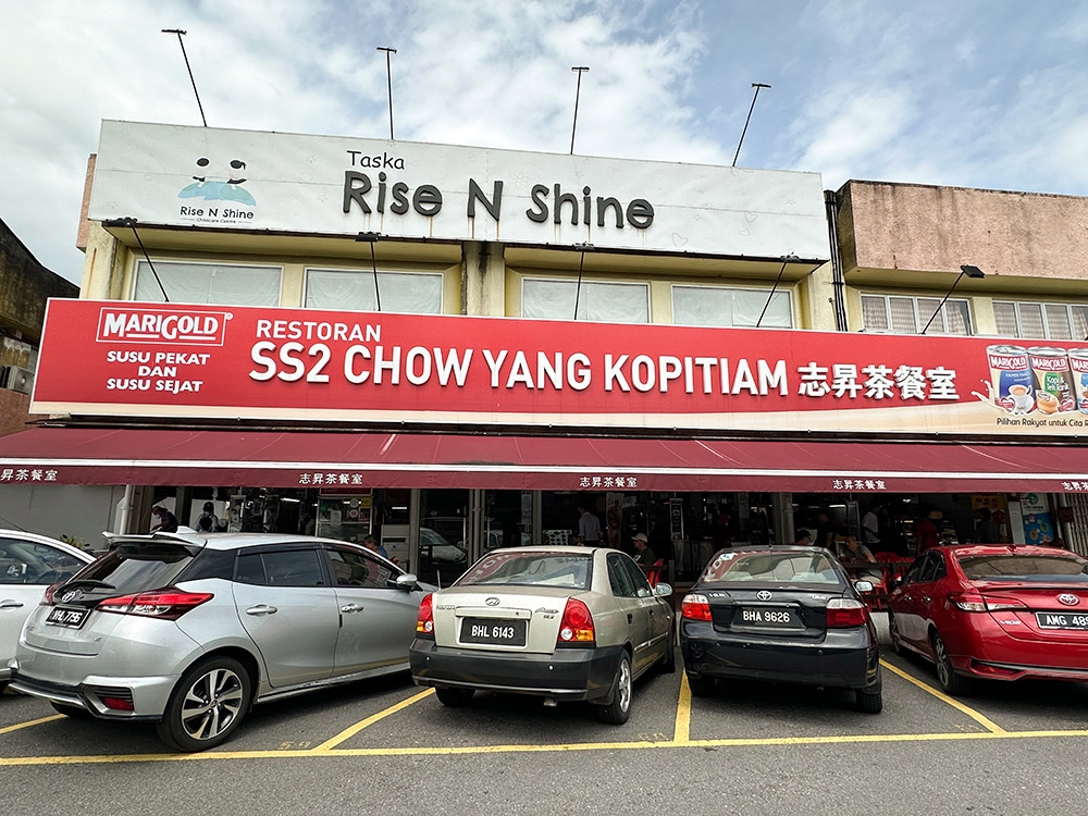 The busy coffee shop is a popular haunt for diners who drop by for their Ipoh 'yong tau foo', Siam 'laksa' and Nyonya 'lam mee'.