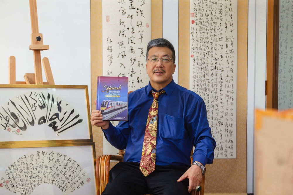 Historian and writer Yusuf Liu with his latest book. — Picture by Raymond Manuel
