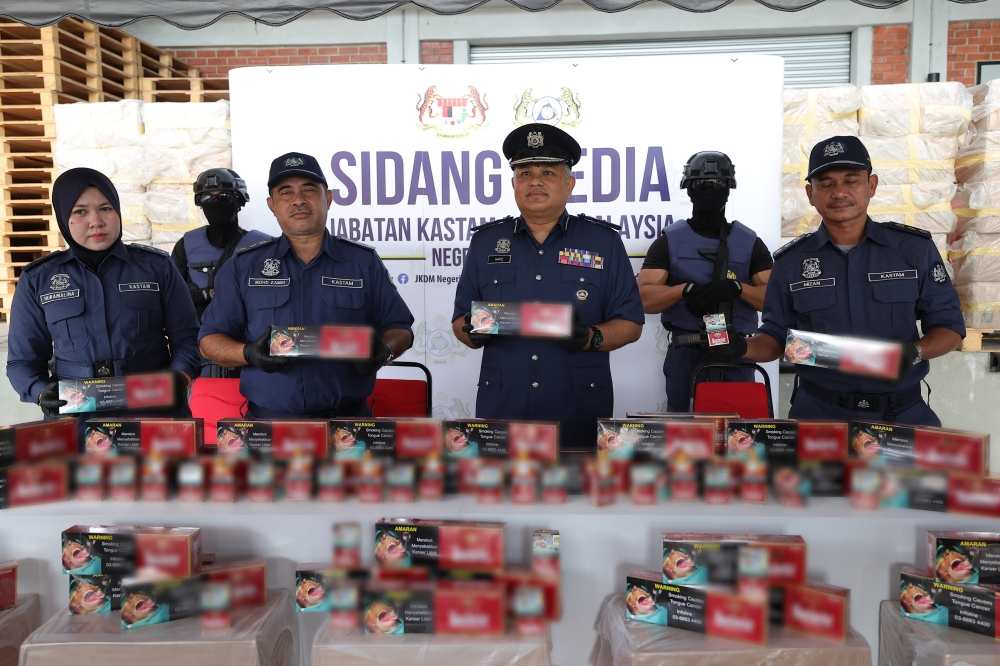 Negeri Sembilan Customs Department director Mohammad Hafiz Ishak (third from right) speaks during a press conference in Seremban January 24, 2024. — Bernama pic