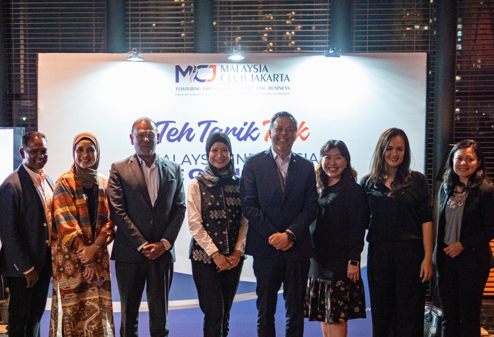 Ambassador of Malaysia to Indonesia Datuk Syed Mohd Hasrin Tengku Hussin (4th right) and Malaysia Chambers Jakarta president Raja Elona Safinaz are seen during the the ‘Teh Tarik Talk’ programme held in Jakarta January 24, 2024. — Bernama pic