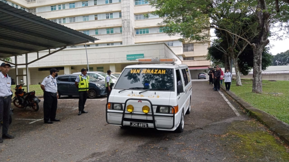 A van brings Mira Sharmila Samsusah’s skeletal remains to her hometown in Batu Pahat after a post-mortem at the Forensics Medicine Department of the Sultan Ismail Hospital (HSI) in Johor Baru January 24, 2024. — Picture by Ben Tan 