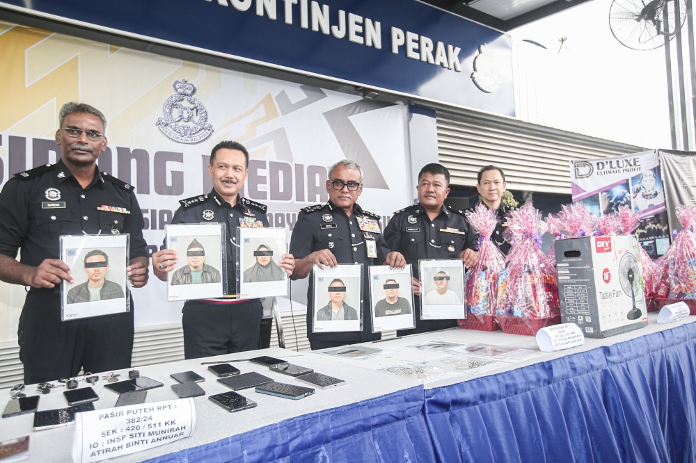 Bukit Aman Commercial Crime Investigation Department (CCID) director Datuk Seri Ramli Mohamed Yoosuf (centre) at the press conference on a crypto scam investment syndicate at the Perak police headquarters in Ipoh January 24, 2024. — Picture by Farhan Najib