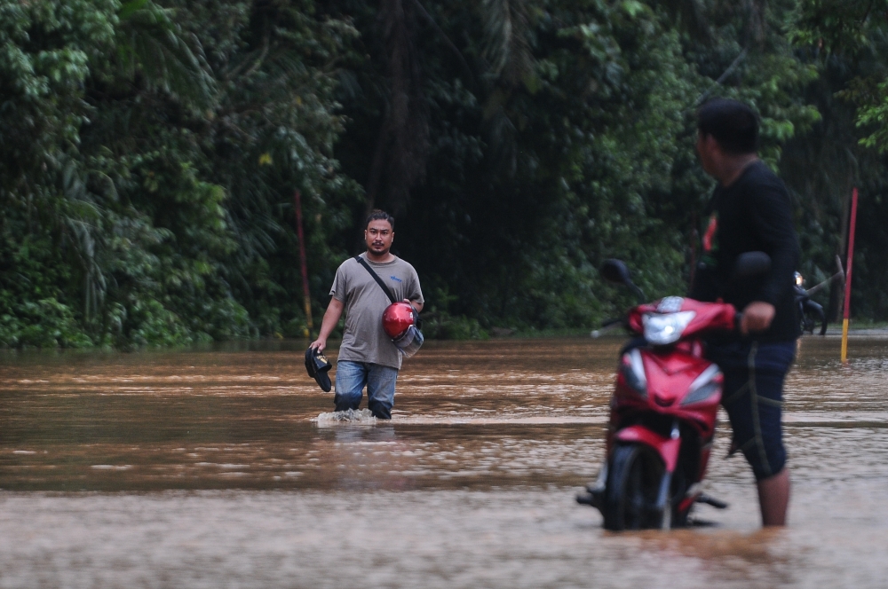 According to the latest disaster report issued by the National Disaster Management Agency's National Disaster Command Centre, the number of evacuees in Terengganu continued to increase to 2,105 people, compared with 1,541 reported this morning. ― Bernama pic