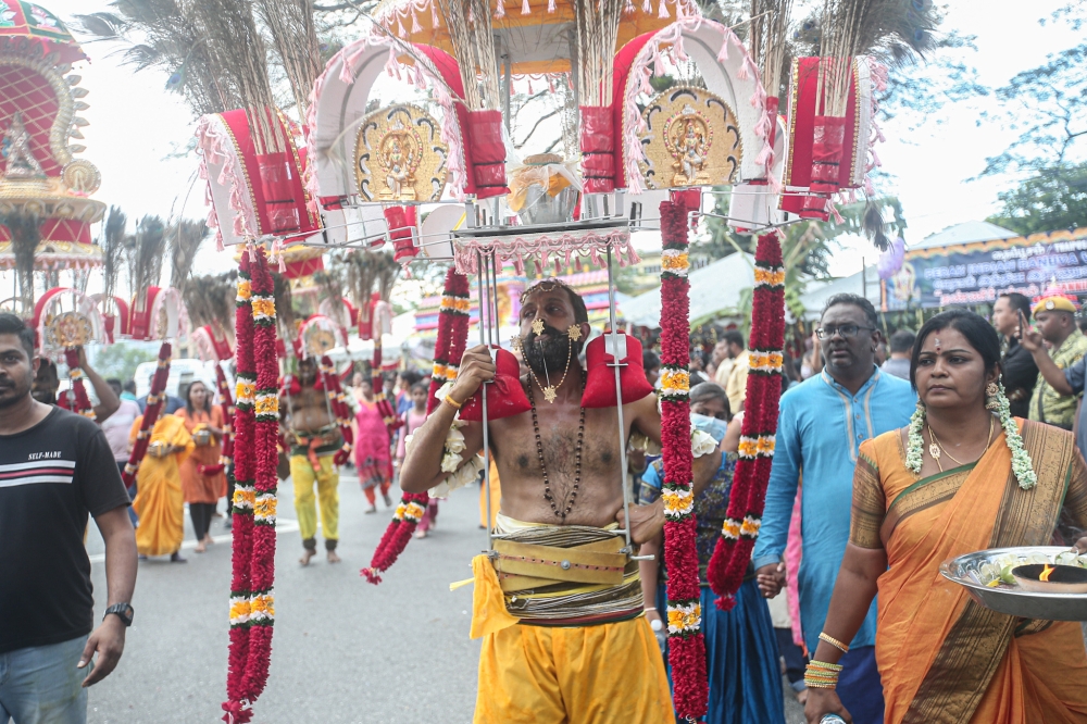 Hindu devotees at the Kallumalai Arulmigu Subramaniar Temple in Gunung Cheroh, Ipoh. — Picture by Farhan Najib