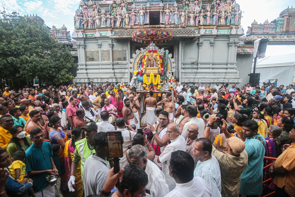 Hindu devotees performing their prayers and vows for Thaipusam at the Kallumalai Arulmigu Subramaniar Temple in Gunung Cheroh, Ipoh. — Picture by Farhan Najib