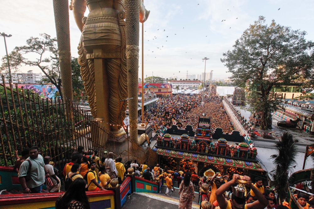 Hindu devotees queuing up as they take turns to go up the 272 steps during the Thaipusam celebration at Batu Caves, January 25, 2024. — Picture bt Sayuti Zainudin