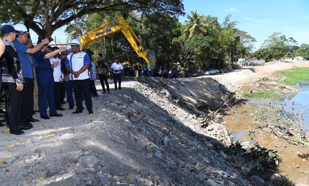 Sabah Chief Minister Datuk Seri Hajiji Noor at the ground-breaking ceremony for the Sungai Tuaran embankment project in Tuaran, January 25, 2024. — Picture from Facebook/Hajiji Haji Noor 