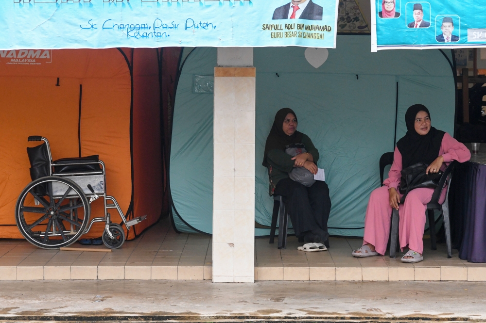 Flood victims shelter at the temporary transfer centre (PPS) of Sekolah Kebangsaan Changgai in Pasir Puteh, Kelantan, January 25, 2024. — Bernama pic  