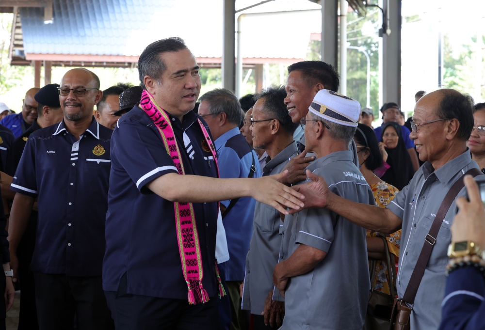 Transport Minister Anthony Loke attending the launch of the driver's license assistance program (MYLESEN) at Tomborungus Town Square in Kudat January 25, 2024. — Bernama pic