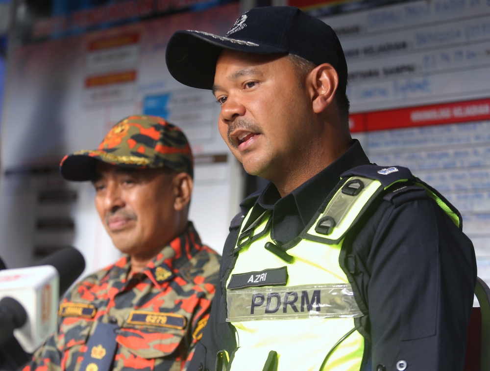 Cameron Highlands District Police chief DSP Azri Ramli (right) said the SAR team conducted a search with equipment including hoes and shovels while an alternative route for the heavy machinery was found. Also present is Pahang Malaysian Fire and Rescue Department (JBPM) operations assistant director Ismail Abdul Ghani (left). — Bernama pic