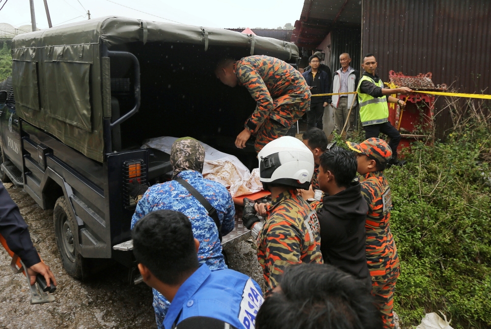 Rescue workers carry the body of the second victim of the Cameron Highlands landslide into a vehicle to be sent to the Sultanah Hajjah Kalsom Hospital in Cameron Highlands January 26, 2024. The search and rescue operation for three more landslide victims in Kampung Raja, Blue Valley here was suspended at 7pm today due to heavy rain. — Bernama pic 