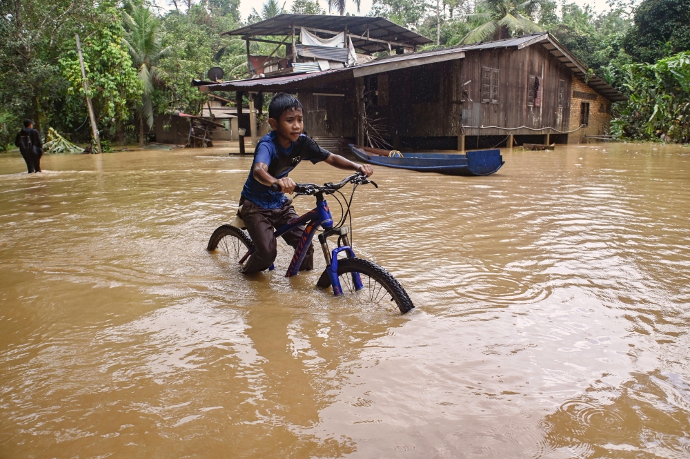 According to the latest report from the National Disaster Control Centre of the National Disaster Management Agency (Nadma), the flood victims in Terengganu comprise 1,188 people at 10 PPS in Dungun, Besut (seven PPS, 416 victims), Setiu (four PPS, 87 victims) and Hulu Terengganu (three PPS, 121 victims). ― Bernama pic