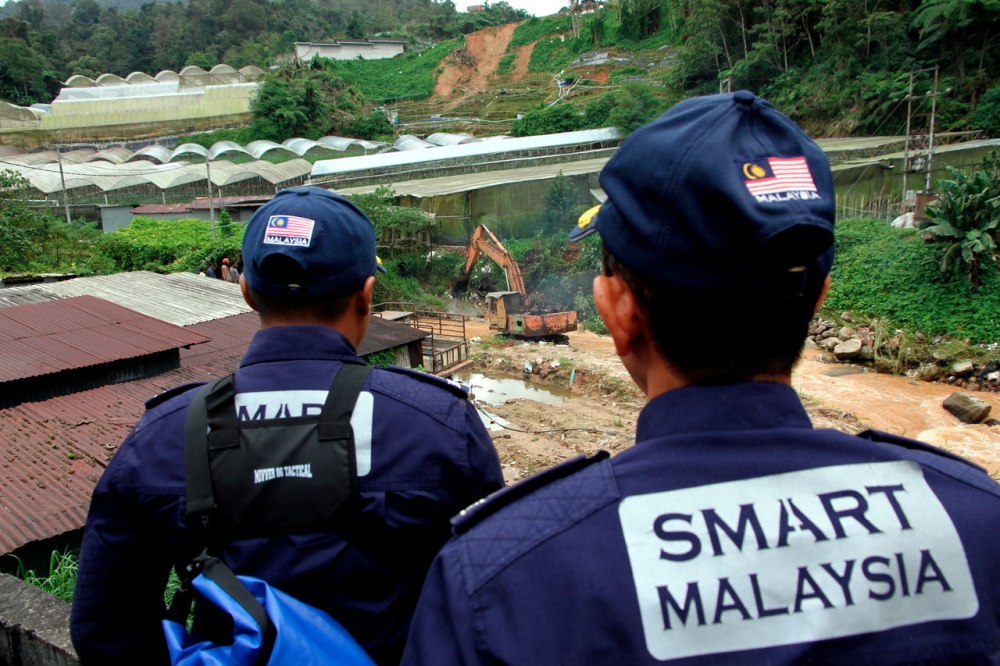 An operation using heavy machinery to search for two more victims of a landslide incident in Kampung Raja, Blue Valley Cameron Highlands January 27, 2024. — Bernama pic