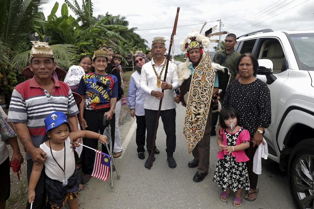 His Highness Al-Sultan Abdullah Ri'ayatuddin Al-Mustafa Billah Shah and Raja Permaisuri Agong Tunku Azizah Aminah Maimunah Iskandariah posing for a photo with the residents of Ulu Sebauh, Bintulu, Sarawak on September 11, 2023. — Bernama file pic