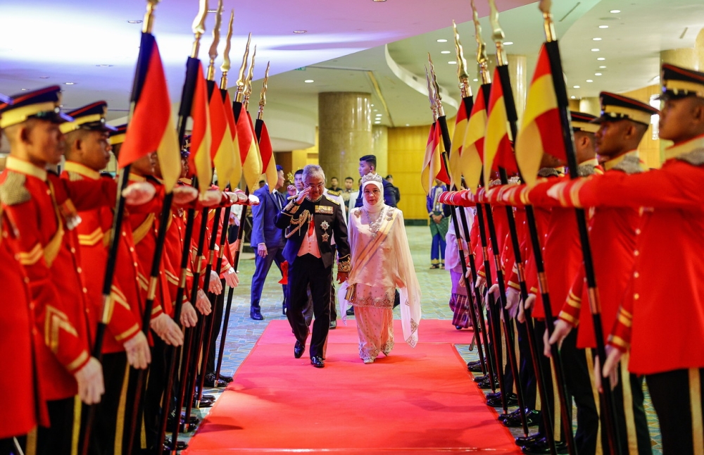 Yang di-Pertuan Agong Al-Sultan Abdullah Ri'ayatuddin Al-Mustafa Billah Shah and Raja Permaisuri Agong Tunku Azizah Aminah Maimunah Iskandariah  arriving at the State Banquet in conjunction with the end of the reign of the 16th Yang di-Pertuan Agong, January 27, 2024. — Bernama pic