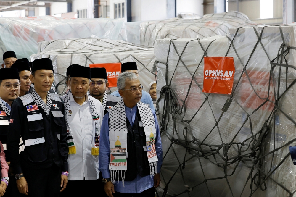 On Dec 18 last year, His Majesty inspected the preparations for a shipment of humanitarian aid under Ops Ihsan for the Palestinians at the Kuala Lumpur International Airport (KLIA). — Bernama pic