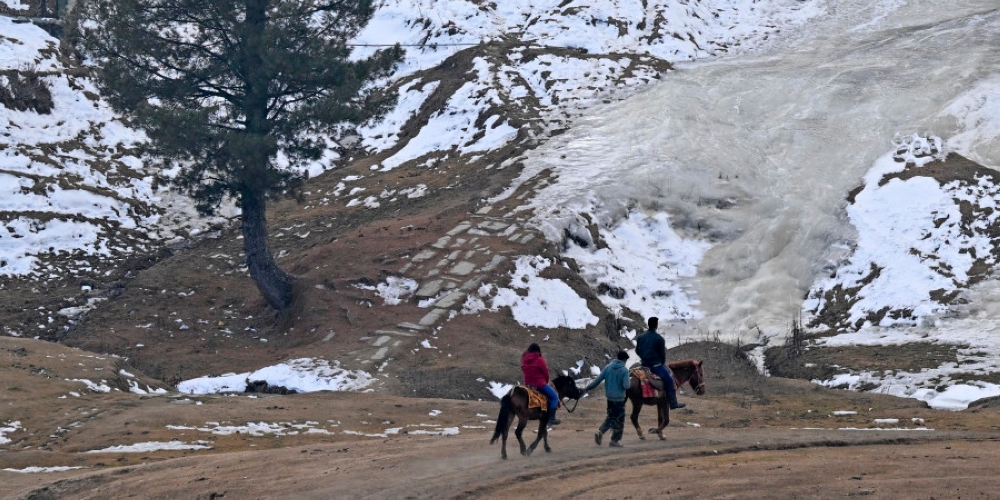 In Gulmarg, hotel bookings have plunged by as much as three-quarters, tourism professionals say, as hundreds of guides and scooter drivers sit waiting in the sunshine, praying for snow. —  AFP pic