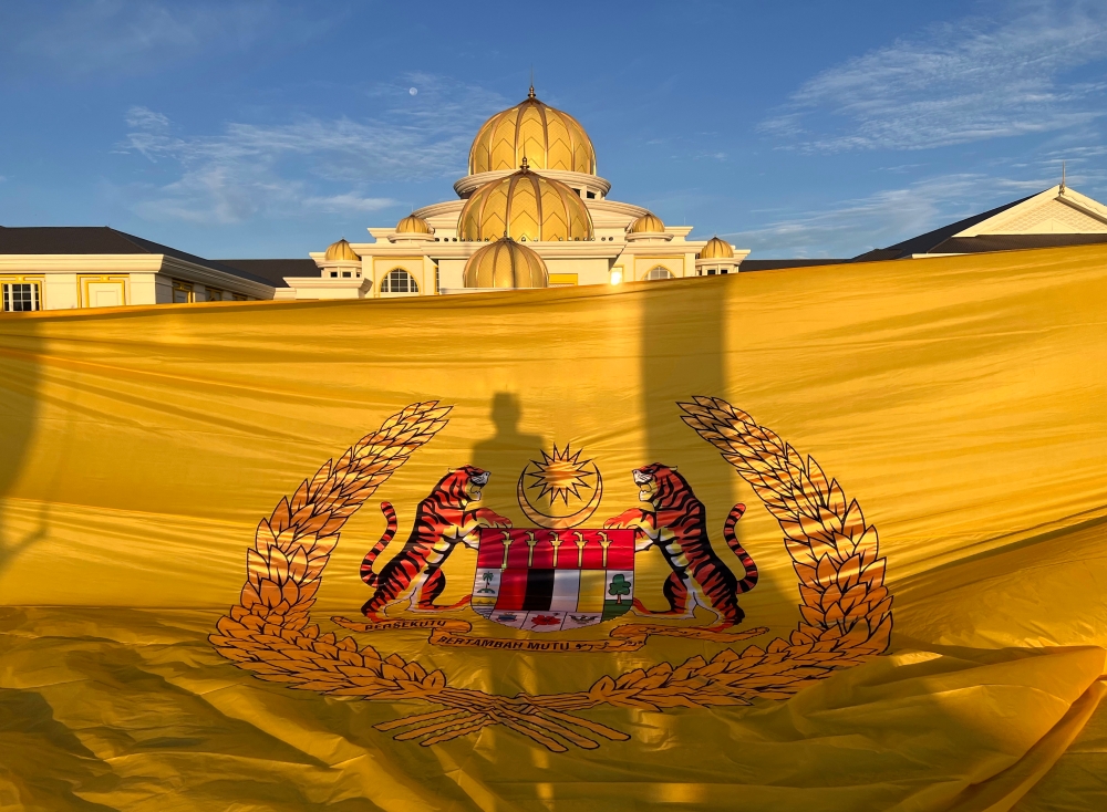 The Yang di-Pertuan Agong's personal flag being raised during the rehearsal of the sending off ceremony for the 16th Yang di-Pertuan Agong, Al-Sultan Abdullah Ri’ayatuddin Al-Mustafa Billah Shah. — Bernama pic