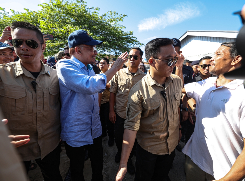 Prime Minister Datuk Seri Anwar Ibrahim being greeted by members of the public while on his visit to Ipoh January 28, 2024. — Bernama pic
