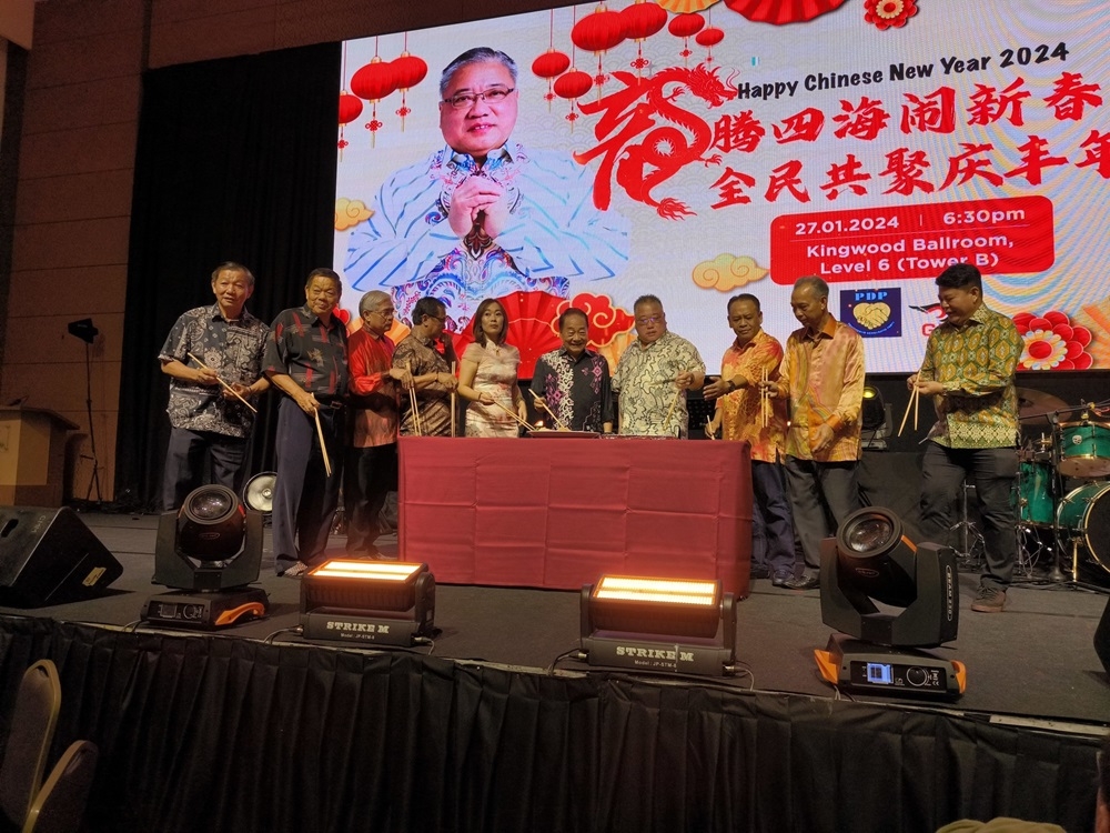 (From 4th right) Tourism, Culture and Arts Minister Datuk Seri Tiong King Sing and  Wong, while (from right) Johnical Rayong Ngipa, Datuk Penguang Manggil, Datuk Henry Harry Jinep and others pose before performing the tossing of Yee Sang. — Peter Boon/Borneo Post pic