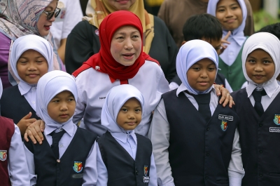 Nancy Shukri: More than 700 students in Santubong receive ‘Back To School’ assistance 