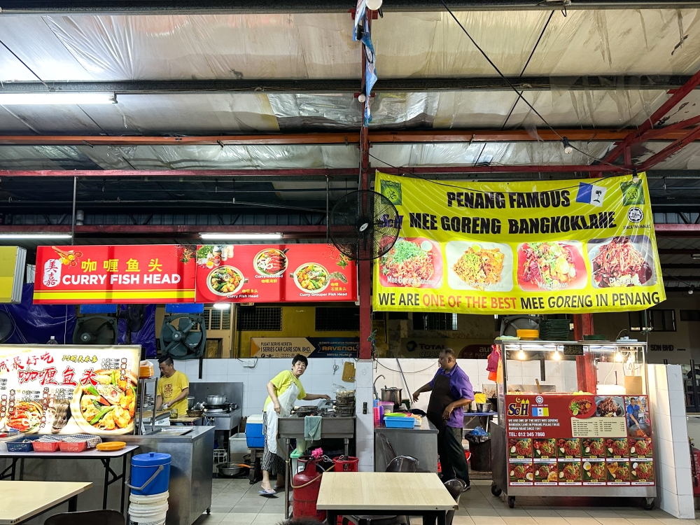 The two stalls are coincidentally side by side at Mayang Oasis Food Court.